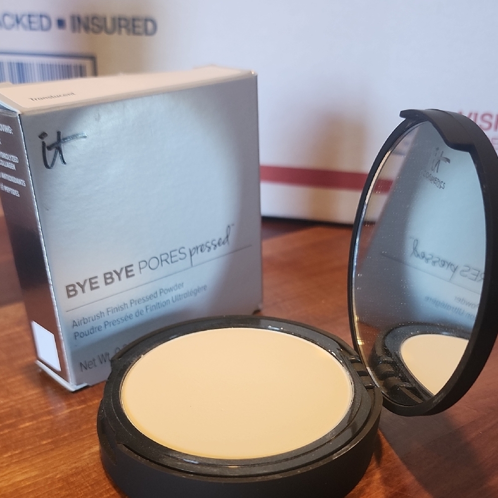 It Cosmetics Bye Bye Pores Pressed Powder - Black Compact with Cream Powder